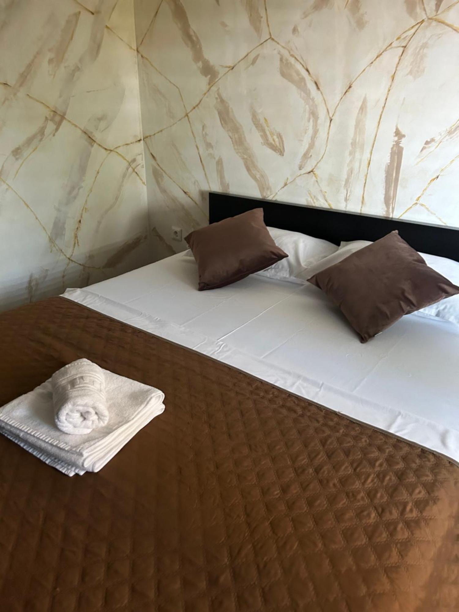 Guest House Targu Jiu Exterior photo